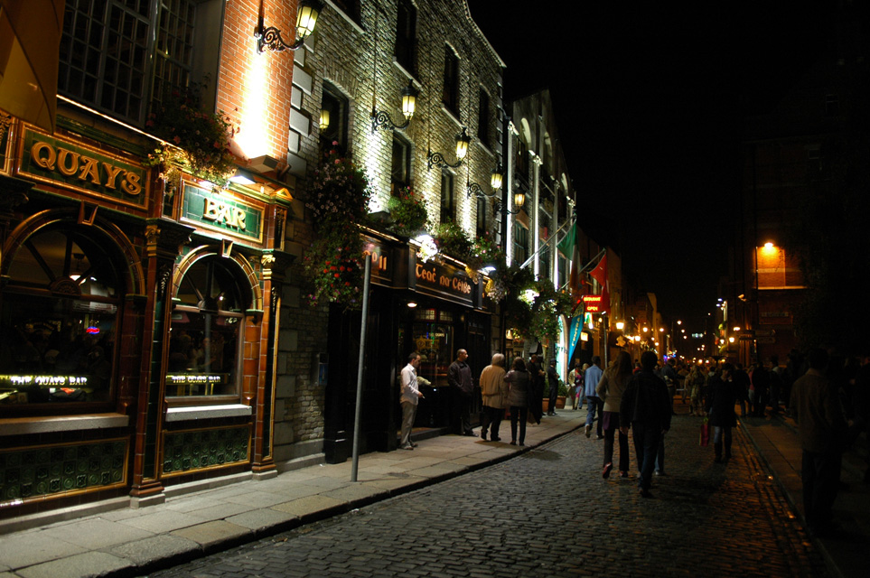 temple-bar-dublin-ireland-dub-dublin-pubs-on-temple-bar-square-by